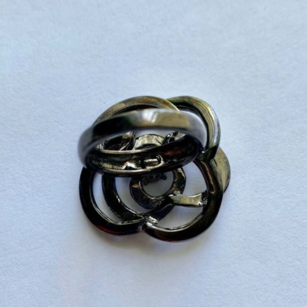 Black swirl flower ring center w black stone - Picture 5 of 6